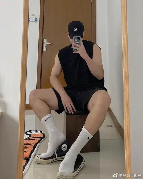 爱自拍的有型99年体育生,身高184的大长腿,标准的运动型男生!