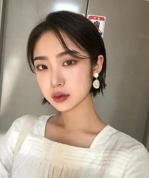 这是最适合中年女性的发型:齐耳短发!谁见都夸显年轻