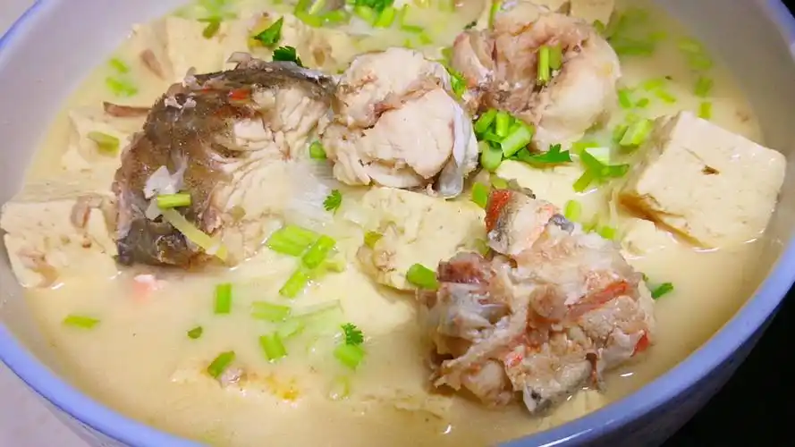 入冬了,最爱这锅炖鱼,营养非常全面,刺少肉多,热热乎乎太香了_鱼肉_姜