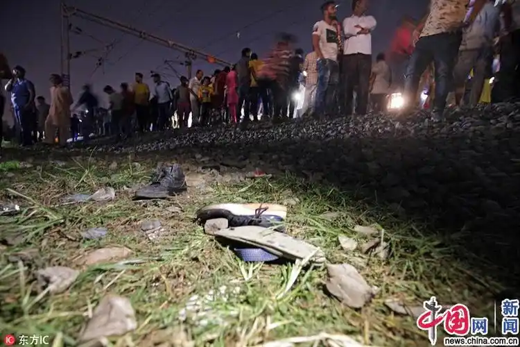 印度一列火车撞入人群 造成至少50人死( / 7 )