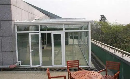 一种尼龙隔条将铝合金分为内外两部分,说白一点两层玻璃或者3层的都有