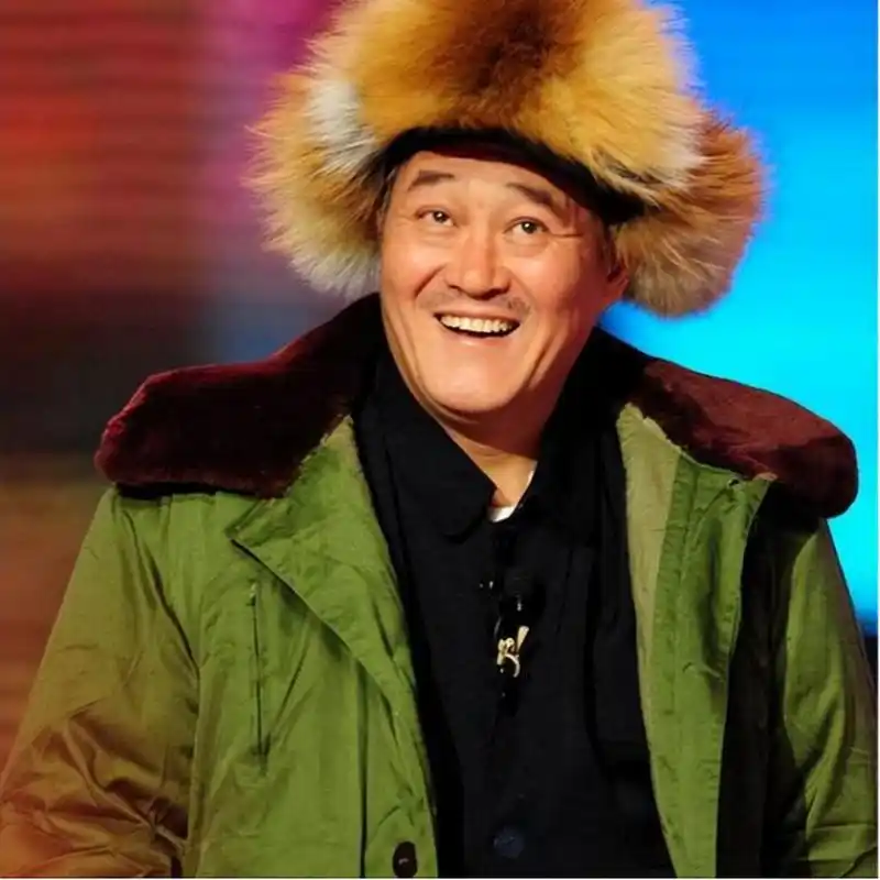 赵本山,这位中国当代著名的小品演员,以其幽默诙谐的表演风格,在观众