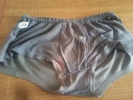 为什么我的内裤里面有肉色的东西粘在在内裤上.怎么回事?