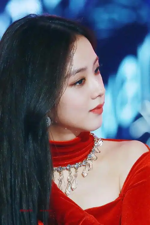 kimjisoo超话#金智秀的那年今日#181201 mma 饭拍高清 18p红衣 永远滴