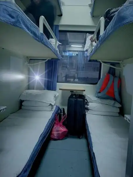 近日,一个女子发帖吐槽火车上的软卧车厢分配乘客性格不合理,这位女子