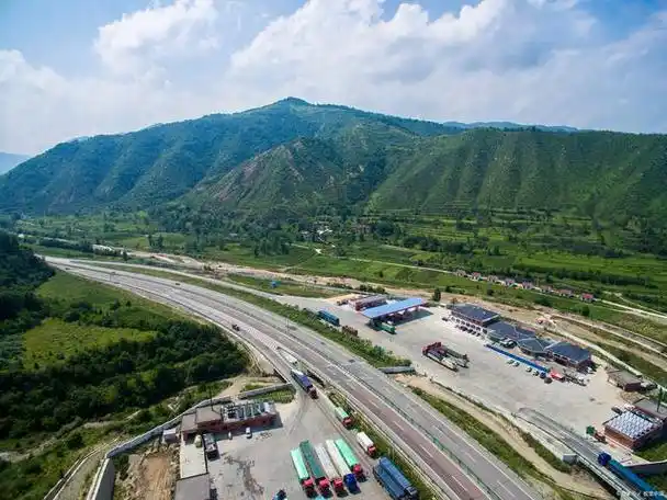 连霍高速公路,简称连霍高速,是中国横向主干高速公路之一,为中国国家