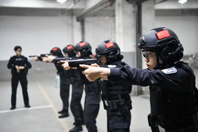 女特警进行枪击训练.邹乐 摄