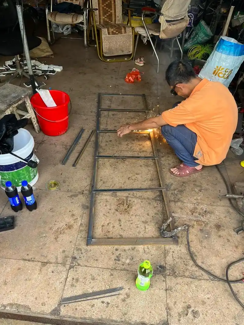 四米二货车车厢焊接移动拆