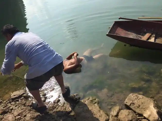 有一位老大爷掉入江中淹死,下午五点钟左右尸体被打捞上岸