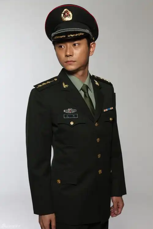 组图:马克全新阳刚写真 展现军人风范_高清图集_新浪网