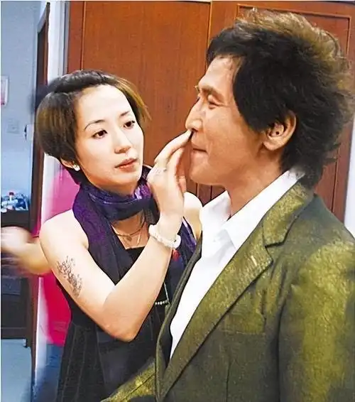 云南别墅就在滇池边上,据说价值千万以上:齐秦妻子孙丽雅,多年前在