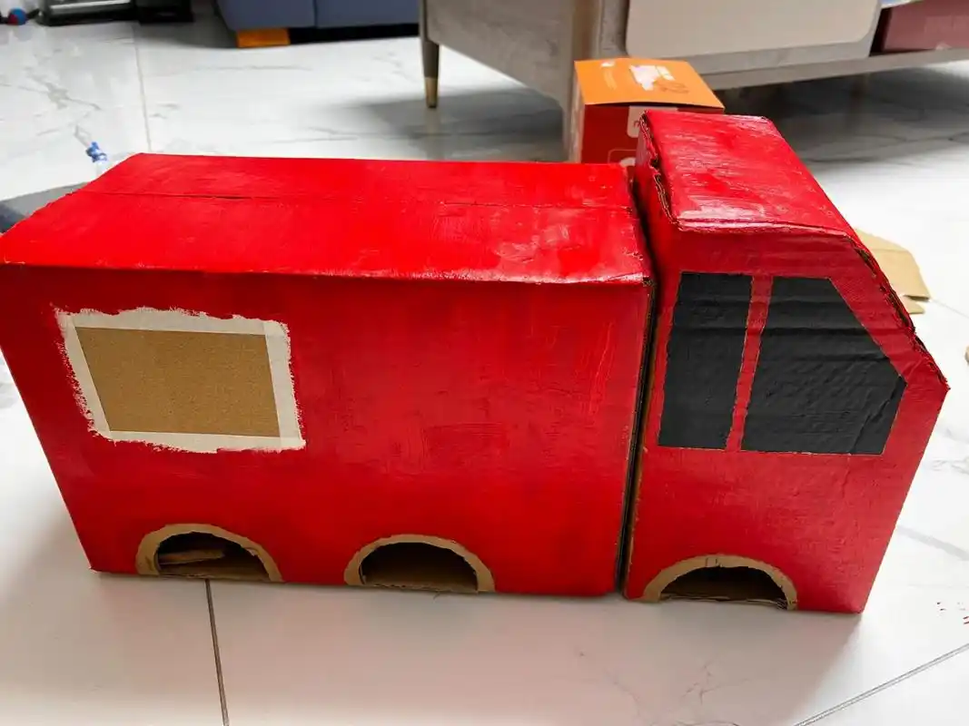废纸箱利用,手工消防车 幼儿园作业,废旧材料制作一辆汽车,找了很久