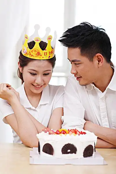 幸福的青年情侣庆祝生日