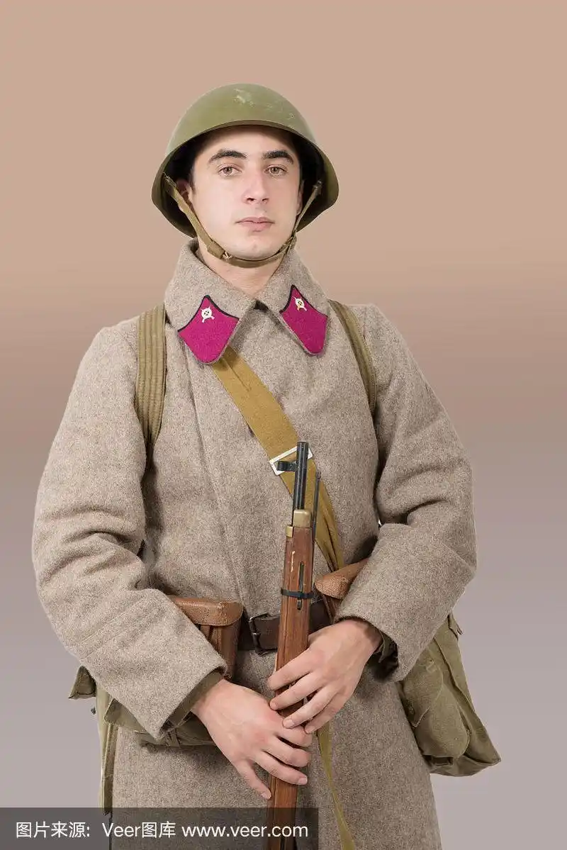 穿着冬季制服的年轻苏联士兵