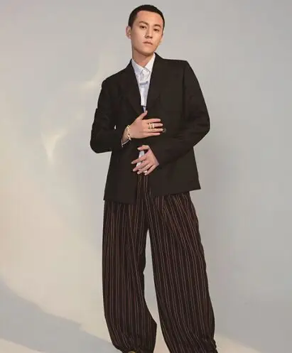 秦俊杰时尚大片寸头尽显不羁风范颜值攻势无法阻挡