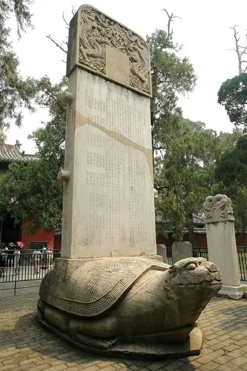 乌龟上面背着块石碑的石像叫做"赑屃驮御碑".