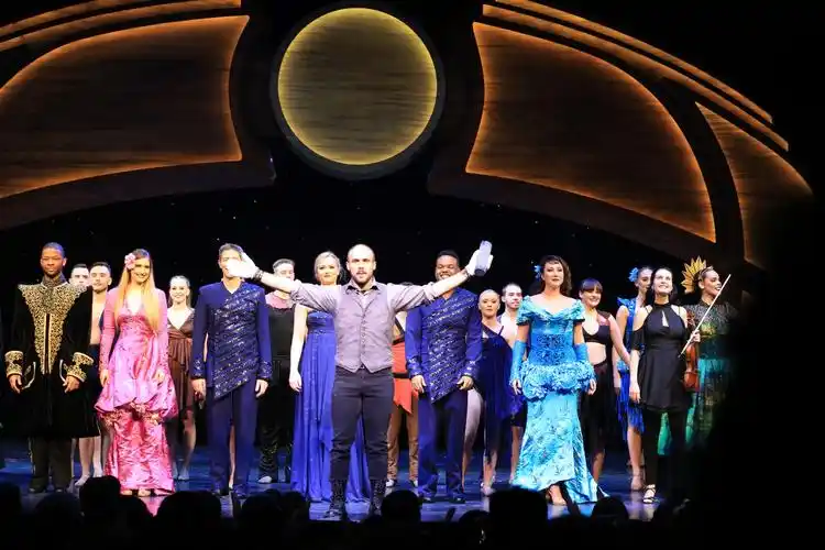 演出结束后,全体演职人员向观众谢幕.