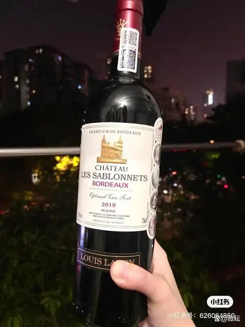 比较追求浪漫的生活,会时不时地来个烛光晚餐,吃一顿牛排喝一杯红酒