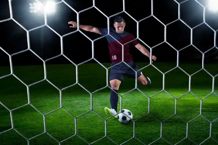 西班牙裔美国人的足球运动员准备一场比赛中投篮查看后面的目标目标