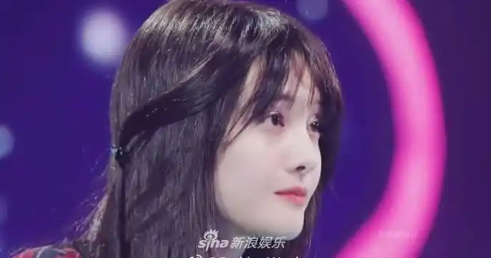 我要评论郑爽长发飘飘仙气灵动 眼神含笑吐舌卖萌气质梦幻