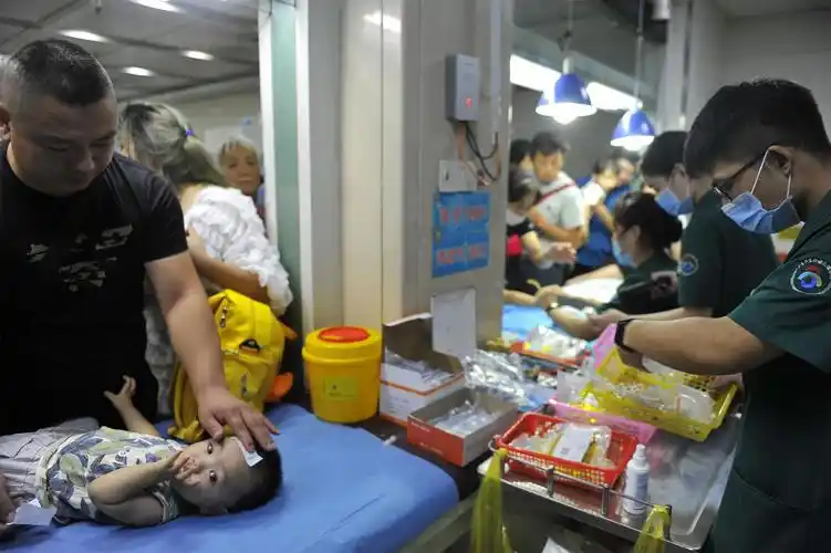 儿童医院深夜急诊室,患儿哭闹家长焦急护士忙得团团转