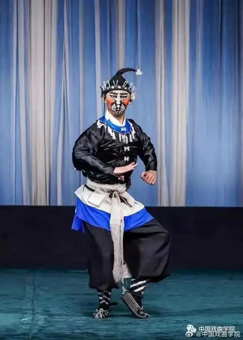 丑行又叫做"小花脸",或"三花脸".丑角都在鼻梁上用白粉涂抹一个粉块.