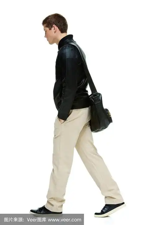 挎着肩包的男人走着往下看