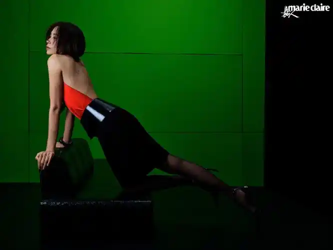 莫文蔚的美,难寻替代,浑身上下都是潇洒利落的直线条,表情却是