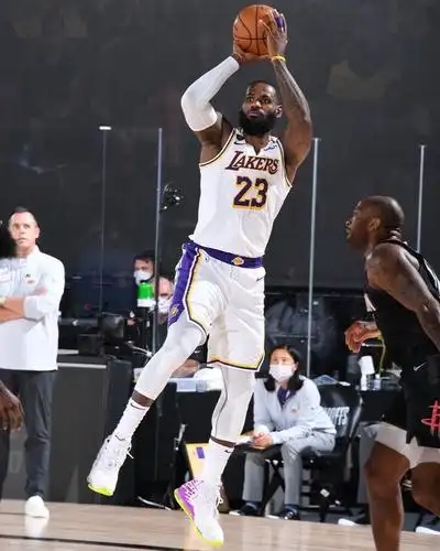 詹姆斯后仰跳投