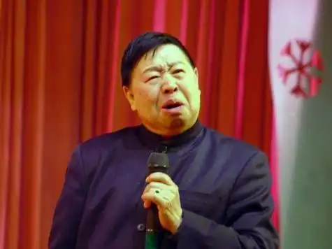 一次,马季路过西单,无意中走进一家茶社,里面正在举办相声专场.