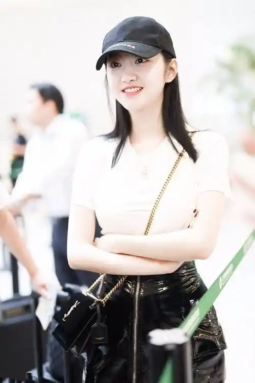 景甜又带火了一种风格,叫"背心外穿",远看不起眼,近看很时髦_方式