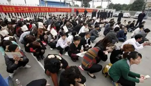 实拍传销窝里的人们.