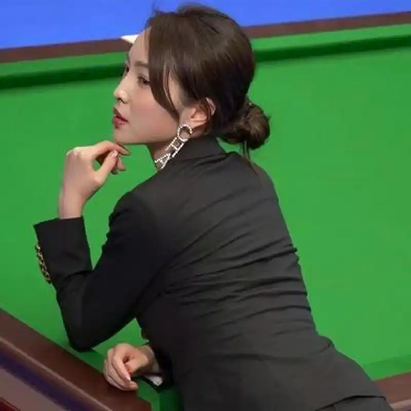 台球女裁判王钟瑶工作的时候正襟危坐不可亵渎,休闲的时候大展曼妙