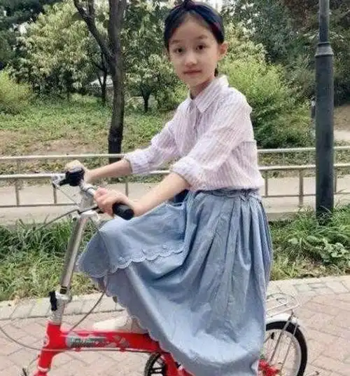 赵薇女儿黄新近照曝光,简直就是妈妈的复刻版