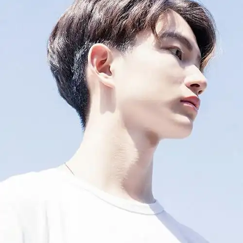 仰视白衫少年头像