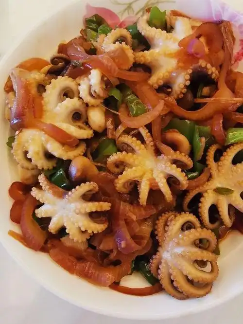 洋葱辣椒爆八爪鱼的做法和步骤图解 - 洋葱辣椒爆八爪鱼怎么做好吃