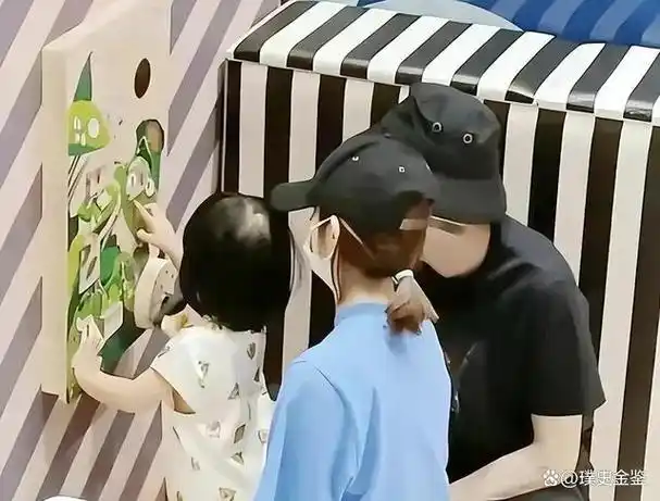 唐艺昕首晒女儿露脸照,小萌妹双手捂眼卖萌,嘴巴超像爸爸张若昀