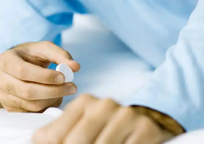 白天,正面,欧洲,欧洲人,仅一个男性,仅一个人,药丸,拿,拿着,注视,药片