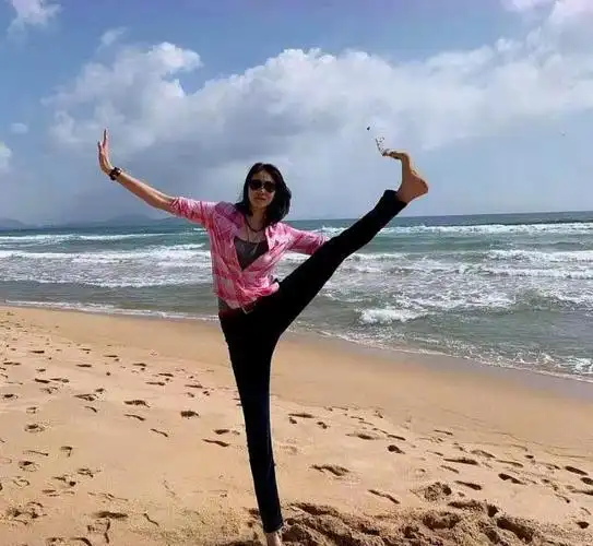 她是女排天才副攻手,退役后从事作家,沙滩照吸睛,现36岁仍单身_网易