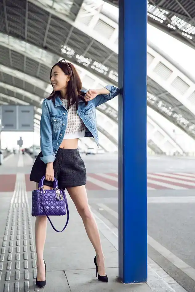 王珞丹夏日街拍 长腿 露腹玩转小性感