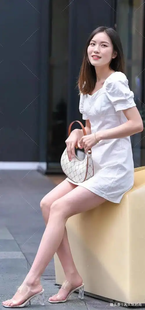 美女一袭纯洁的白色连衣裙又酷又美身体线条真好看