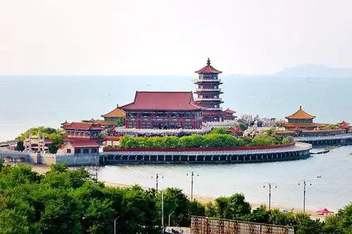 【八仙渡海口】位于海水浴场东侧海中,西与蓬莱遥遥相望的八仙渡海口