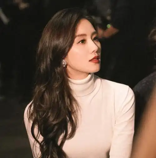 唐嫣提名视后杨幂尴尬了!一月三扑被业内踩,陈法蓉内涵她蹭红毯