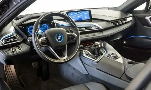 内饰方面:宝马i8内饰更多曲线和复杂的形面关系,以突出鲜明的层次感和