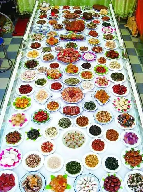 满汉全席原是清代宫廷中举办宴会时满人和汉人合做的一种全席.