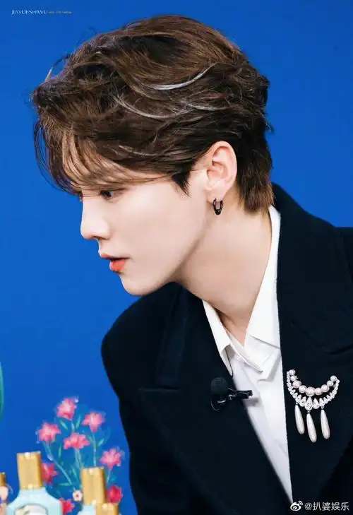 鹿晗神仙侧脸三百六十度无死角侧颜也是一绝的小鹿