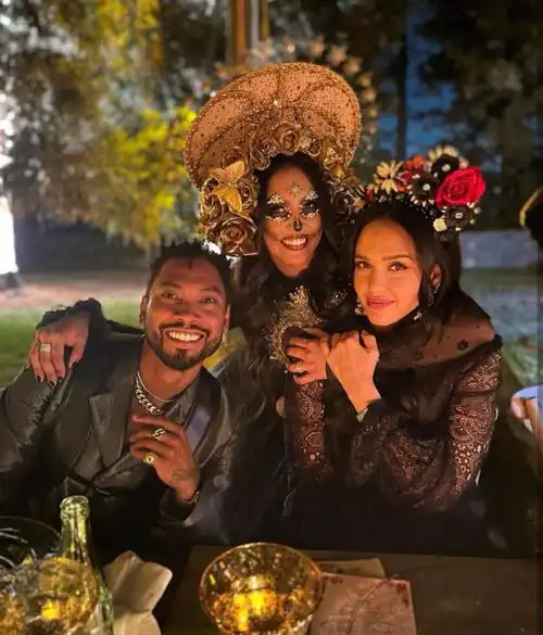 瓦妮莎晒出一波合照