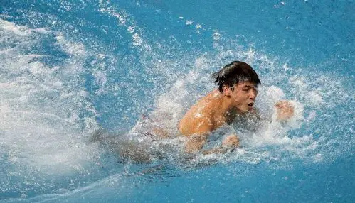 中国选手曹缘跳水男子3米跳板夺金