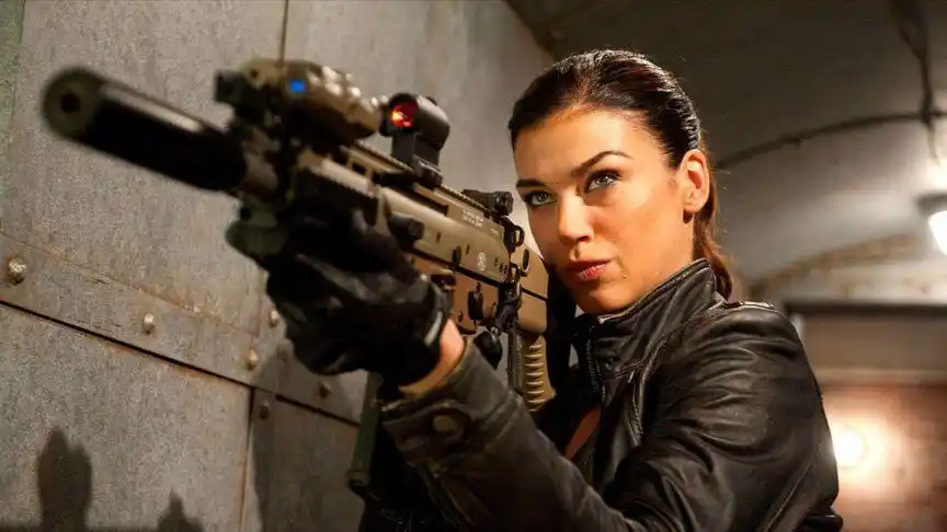 《特种部队1》:代号"眼镜蛇组织"的情报员安娜,一个字帅