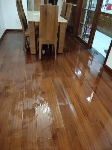 海尔净水器漏水导致木地板大面积被损等